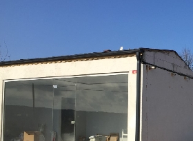 Riva'da ana cadde üstü denize yakın içerisinde ofis olan ticari parsel